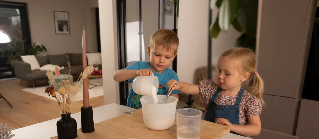 Basteln mit Kindern 4 Jahre: Gießpulver in Becher füllen