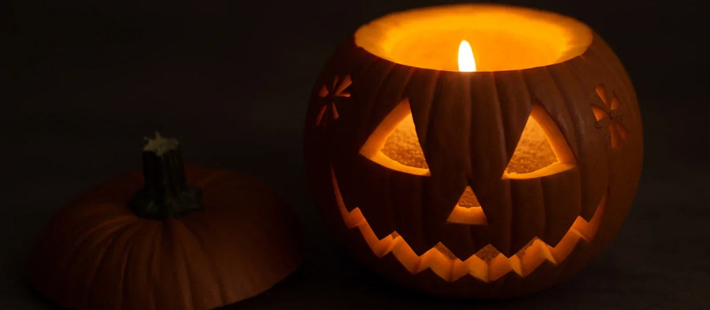 Halloween basteln: Kerzensand in Kürbis